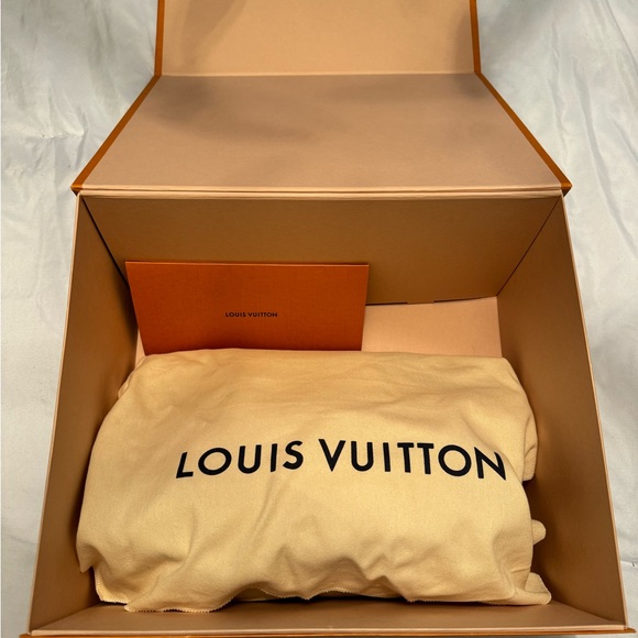 Authentic Louis Vuitton Rivoli PM Bag! - Picture 11 of 14